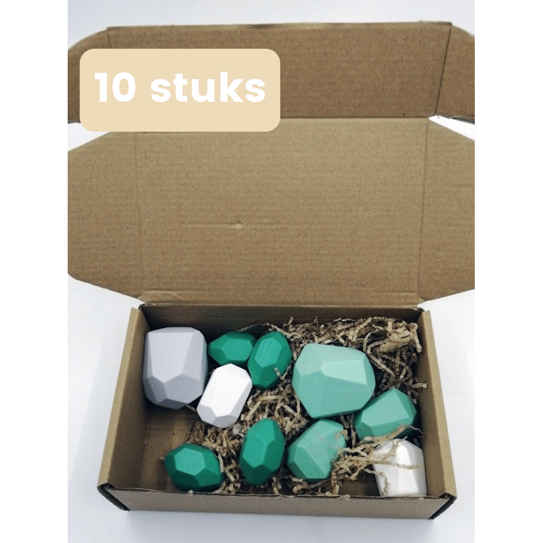 Collection de blocs en bois sur une surface blanche