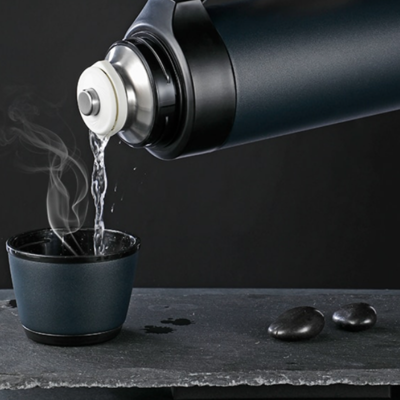 Gourde isotherme en acier inoxydable sur fond blanc