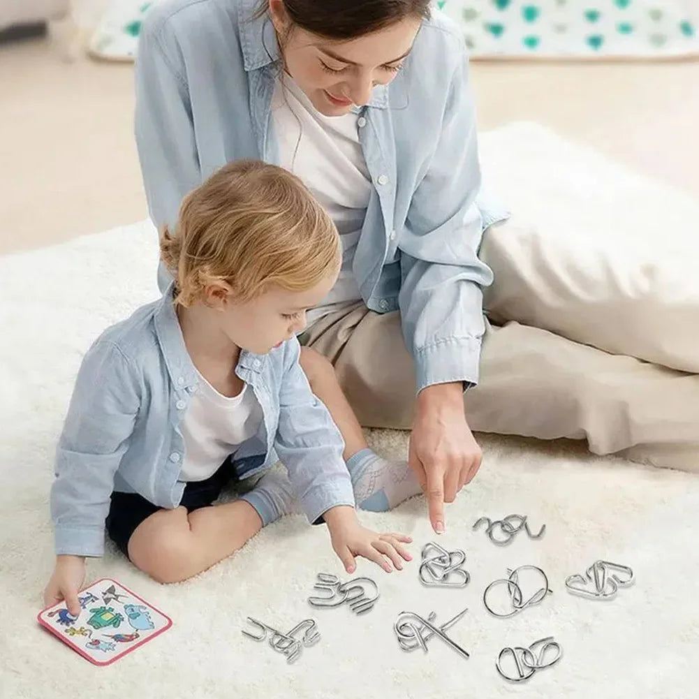 Vue de plusieurs puzzles métalliques disposés en rangée