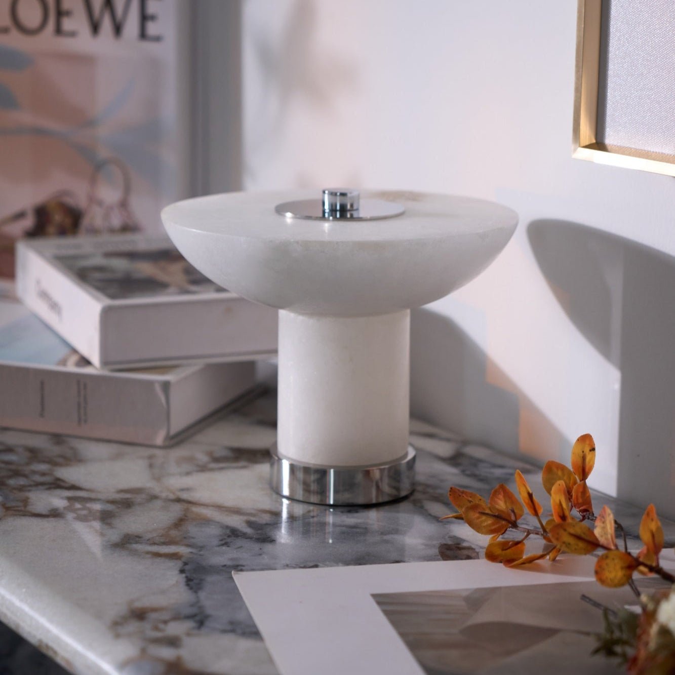 Détail du socle en alabastre poli