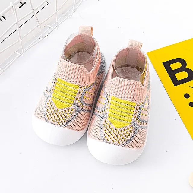 Chaussures bébé sur fond neutre, mettant en avant la durabilité