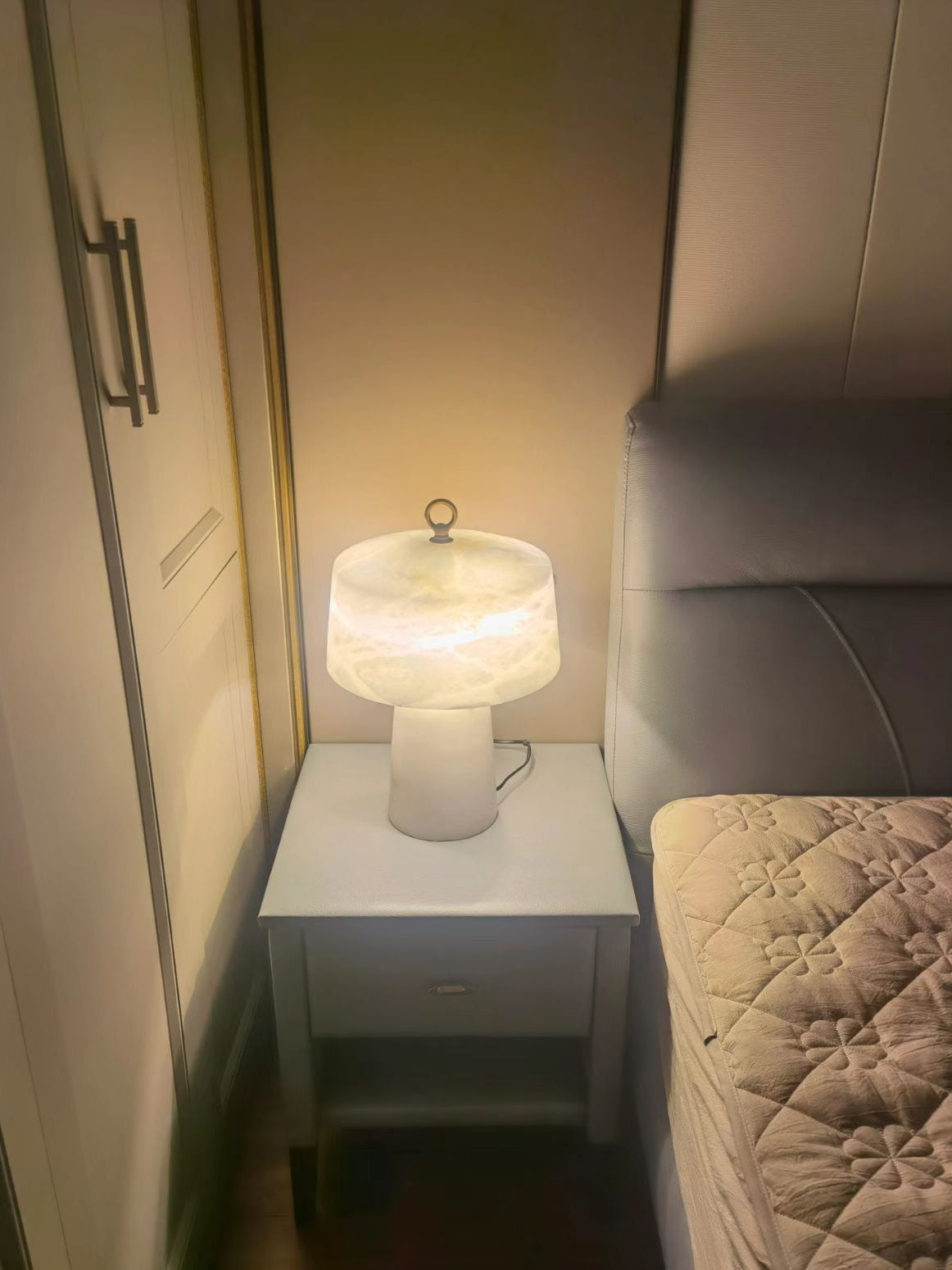 Focus sur la texture de l'abat-jour en albâtre