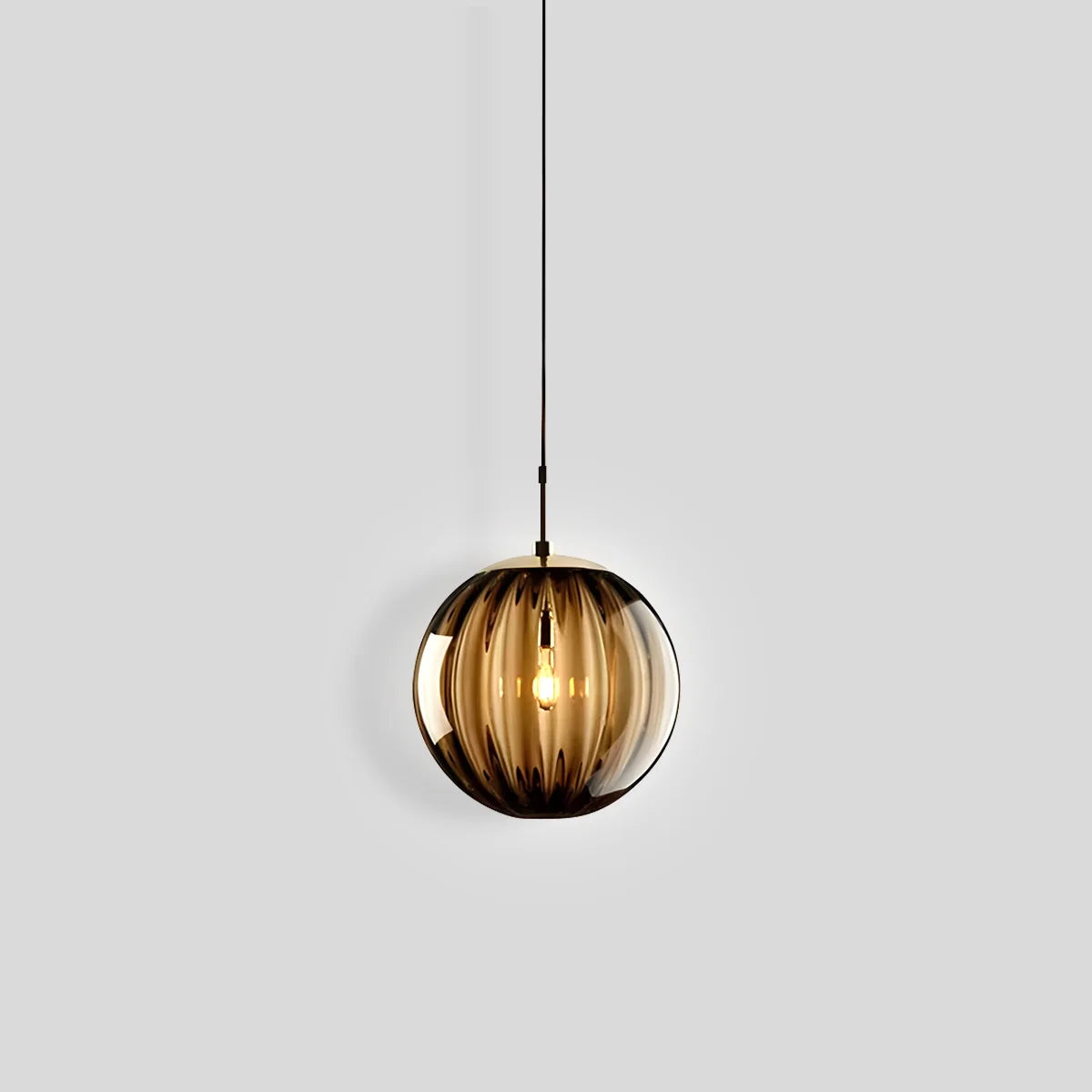 Suspension éteinte, mettant en valeur le design scandinave