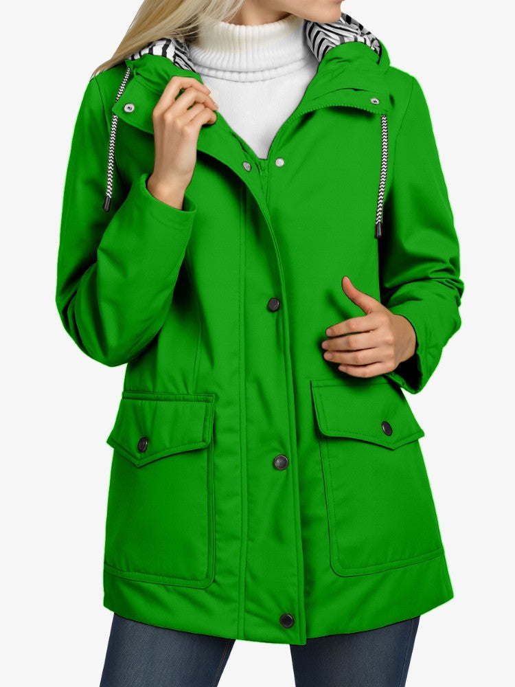 Veste de pluie avec poches zippées pour sécuriser les effets personnels