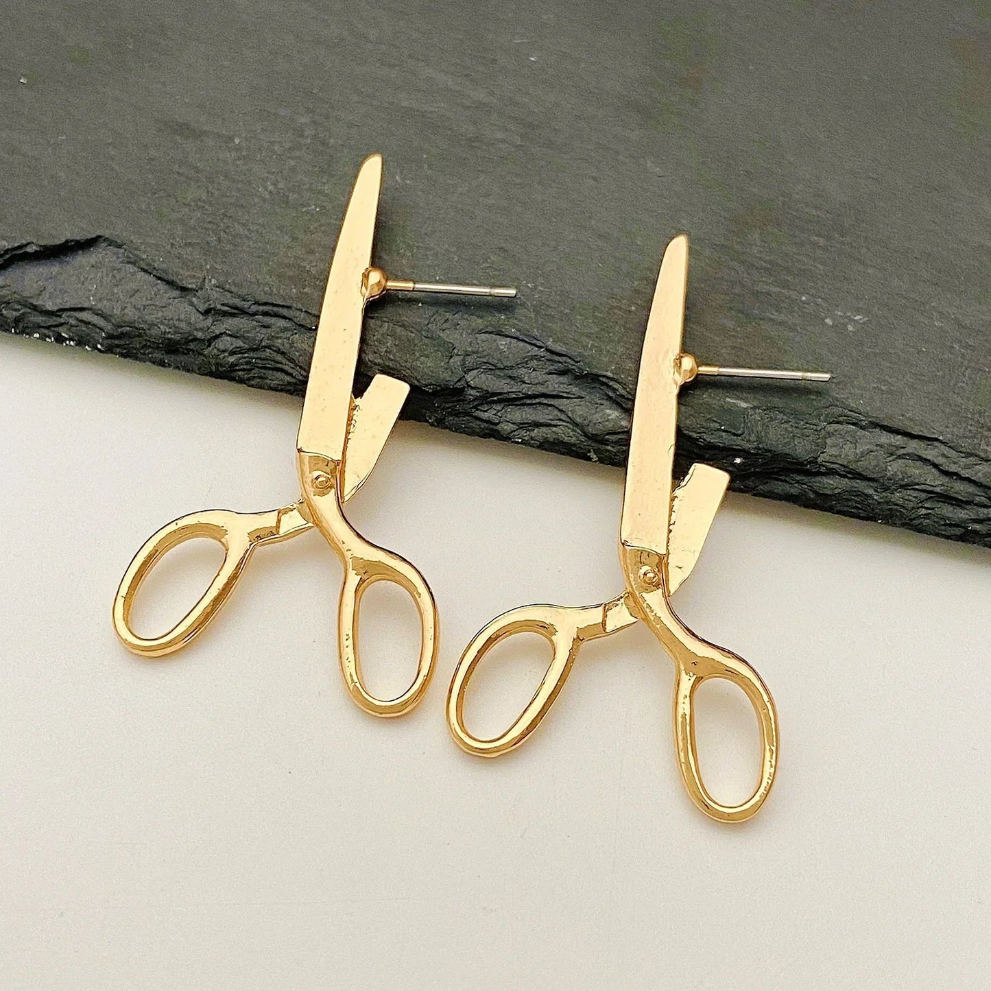 Boucles d'oreilles ciseaux montrées avec un ajustement confortable