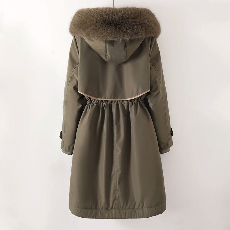 Veste d'hiver avec capuche, vue de face en extérieur