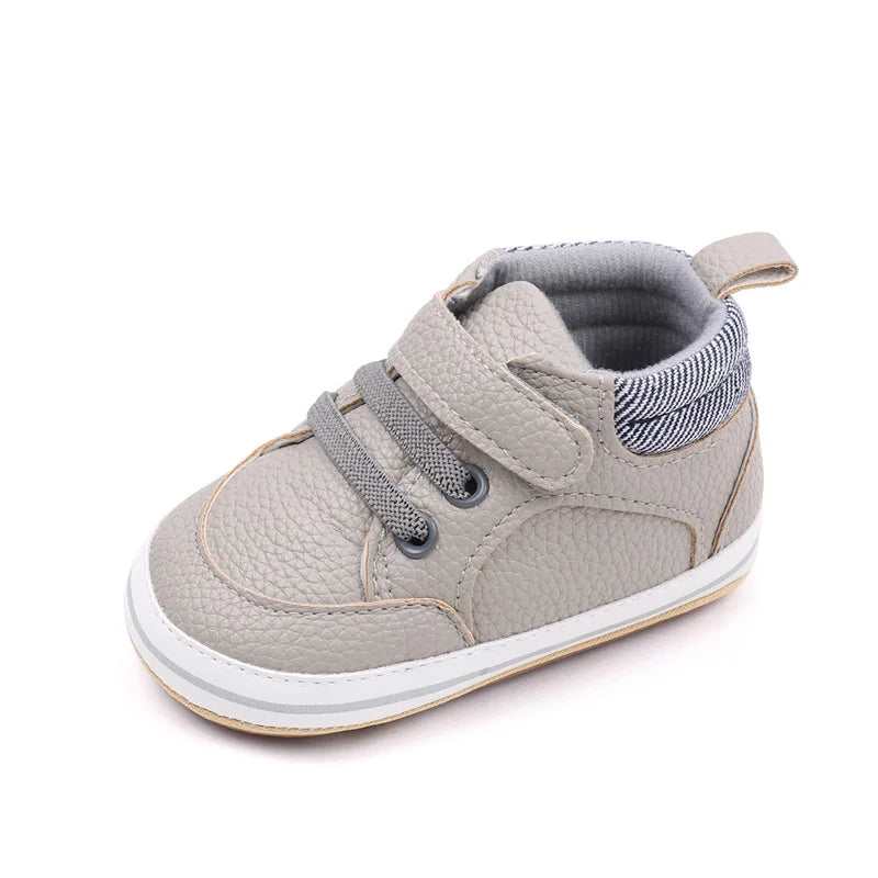 Chaussures bébé bleues, détail sur la texture du textile