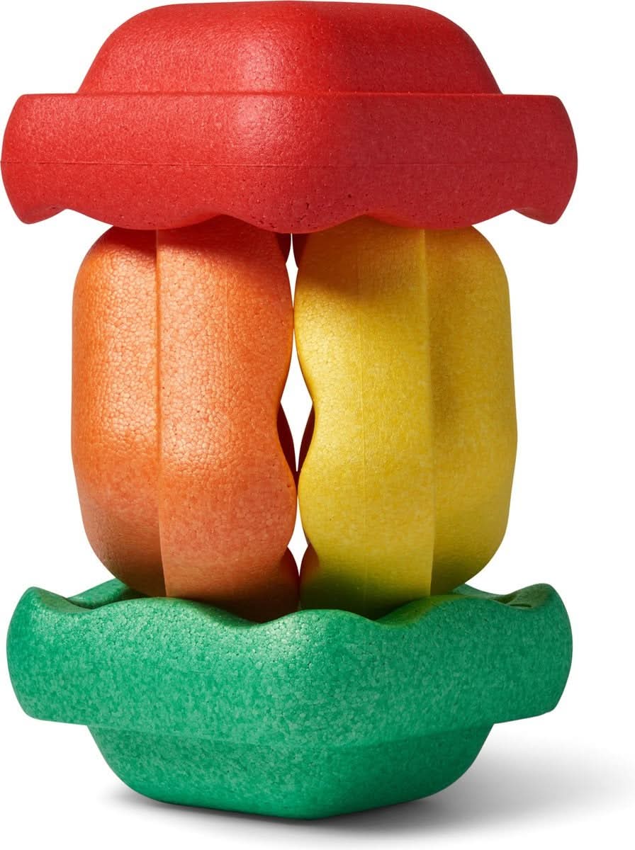 Enfant souriant en équilibre sur un bloc vibrant