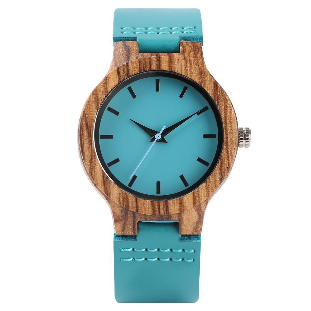Montre en bambou avec accent turquoise sur fond blanc