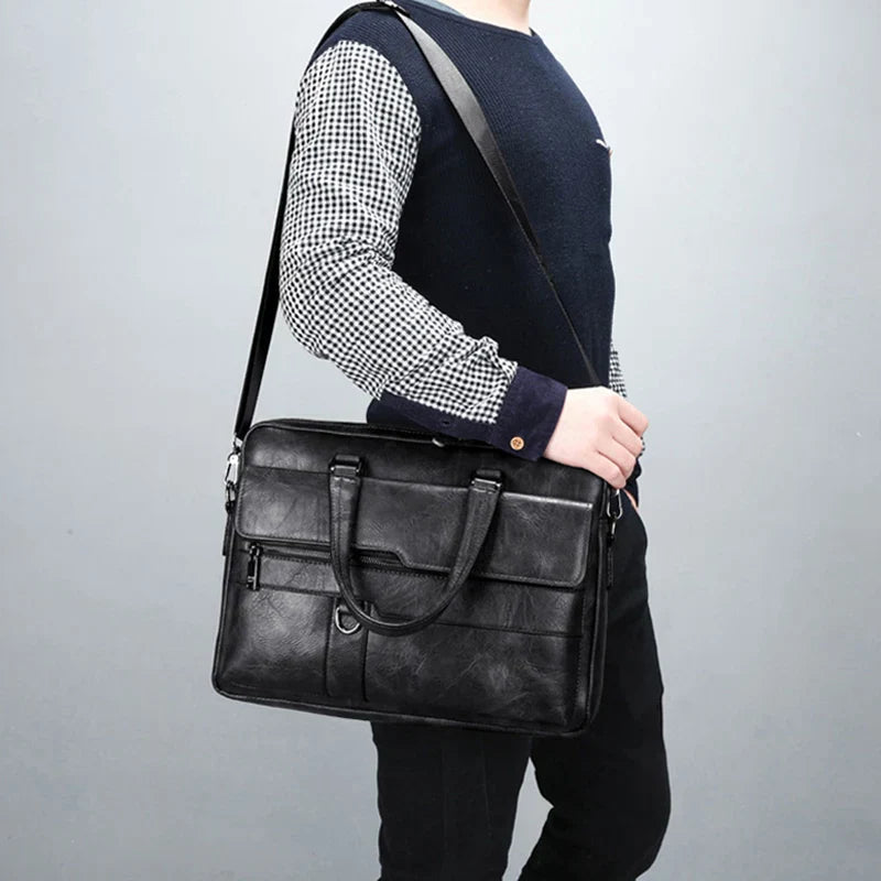 Sac à bandoulière en cuir porté par un mannequin masculin