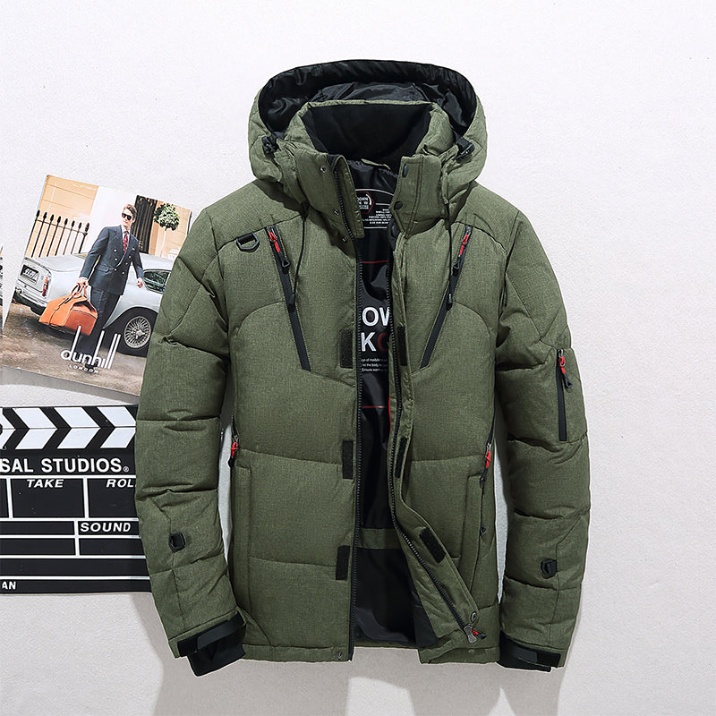 Parka coupe-vent portée en milieu urbain