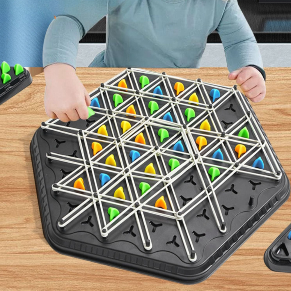 Enfants concentrés sur un jeu de stratégie amusant