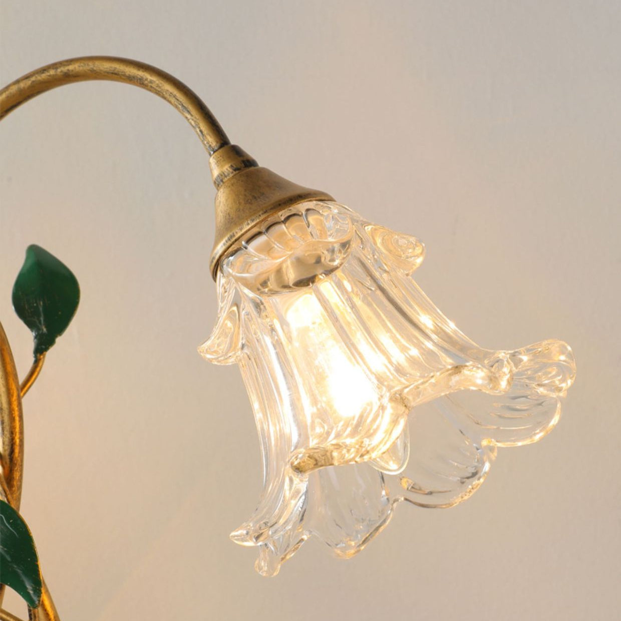Zoom sur les éléments en cristal de la lampe décorative