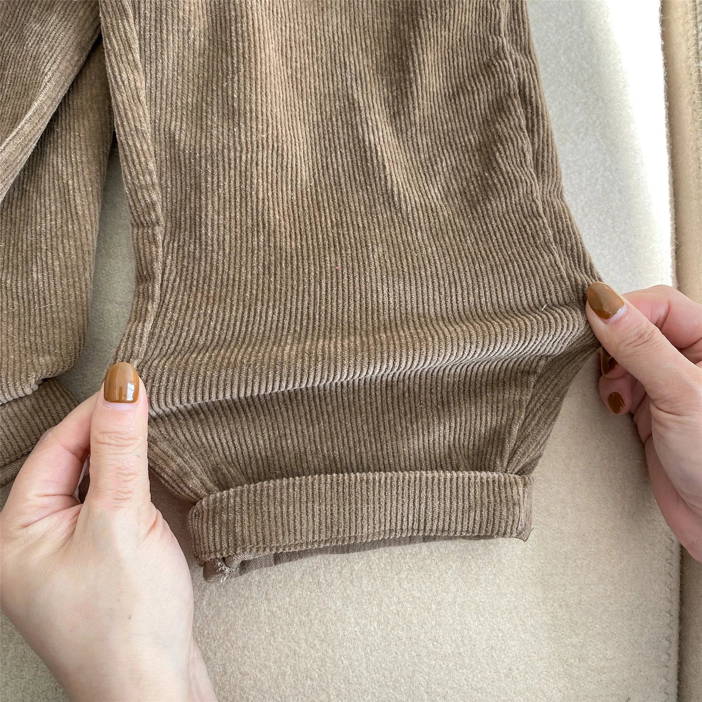 Gros plan sur la texture douce du pantalon côtelé
