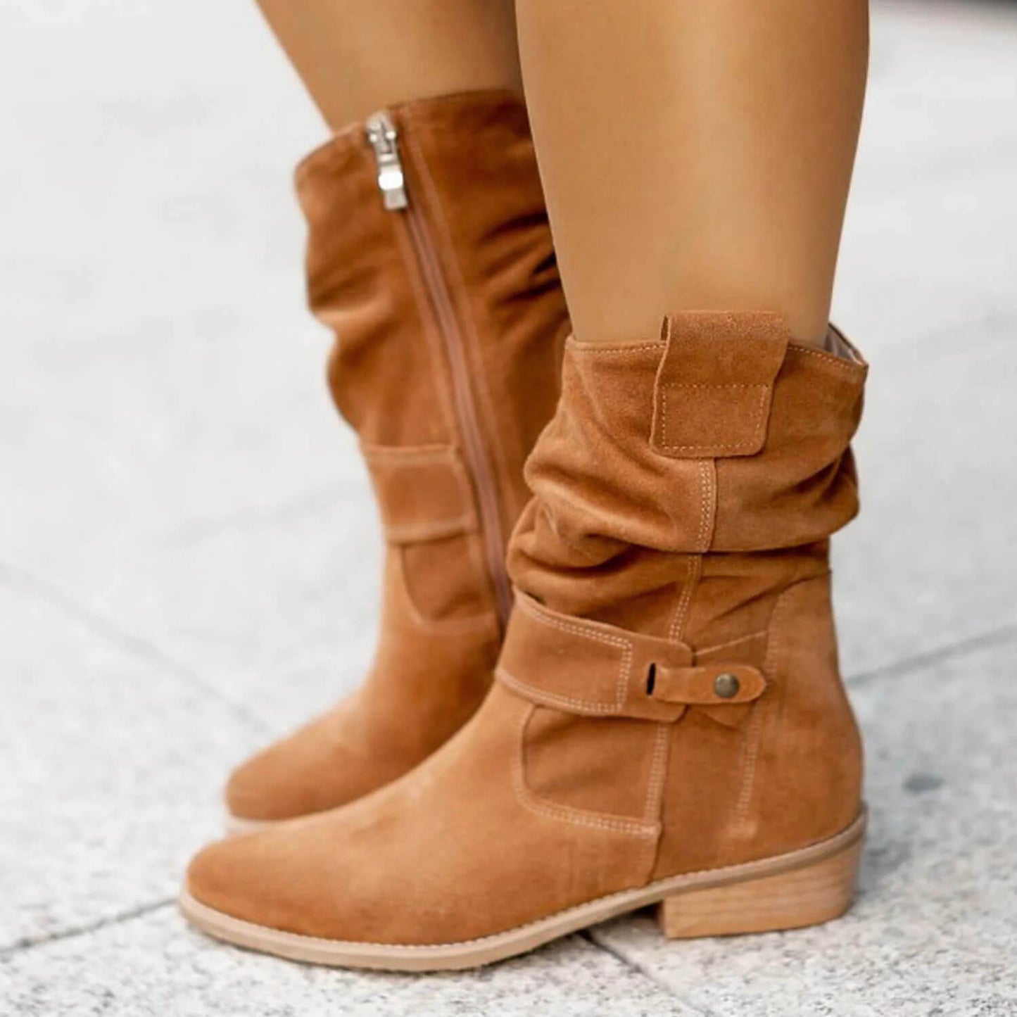 Vue arrière des bottines marron, mettant en valeur la couture