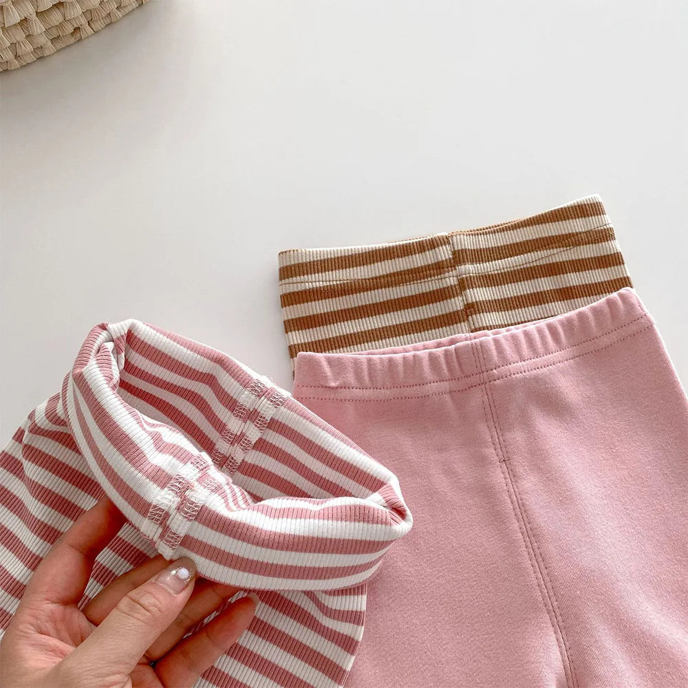 Vue latérale des leggings montrant la taille élastique confortable