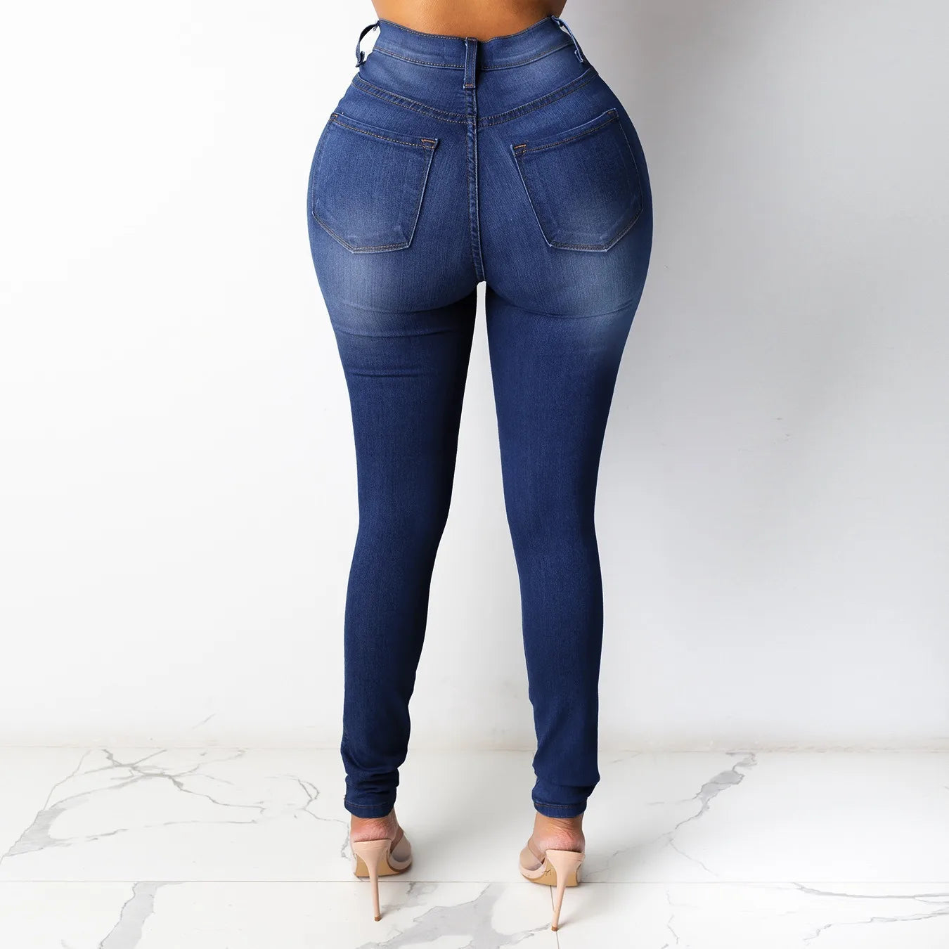 Vue arrière de jeggings noirs ajustés pour femmes
