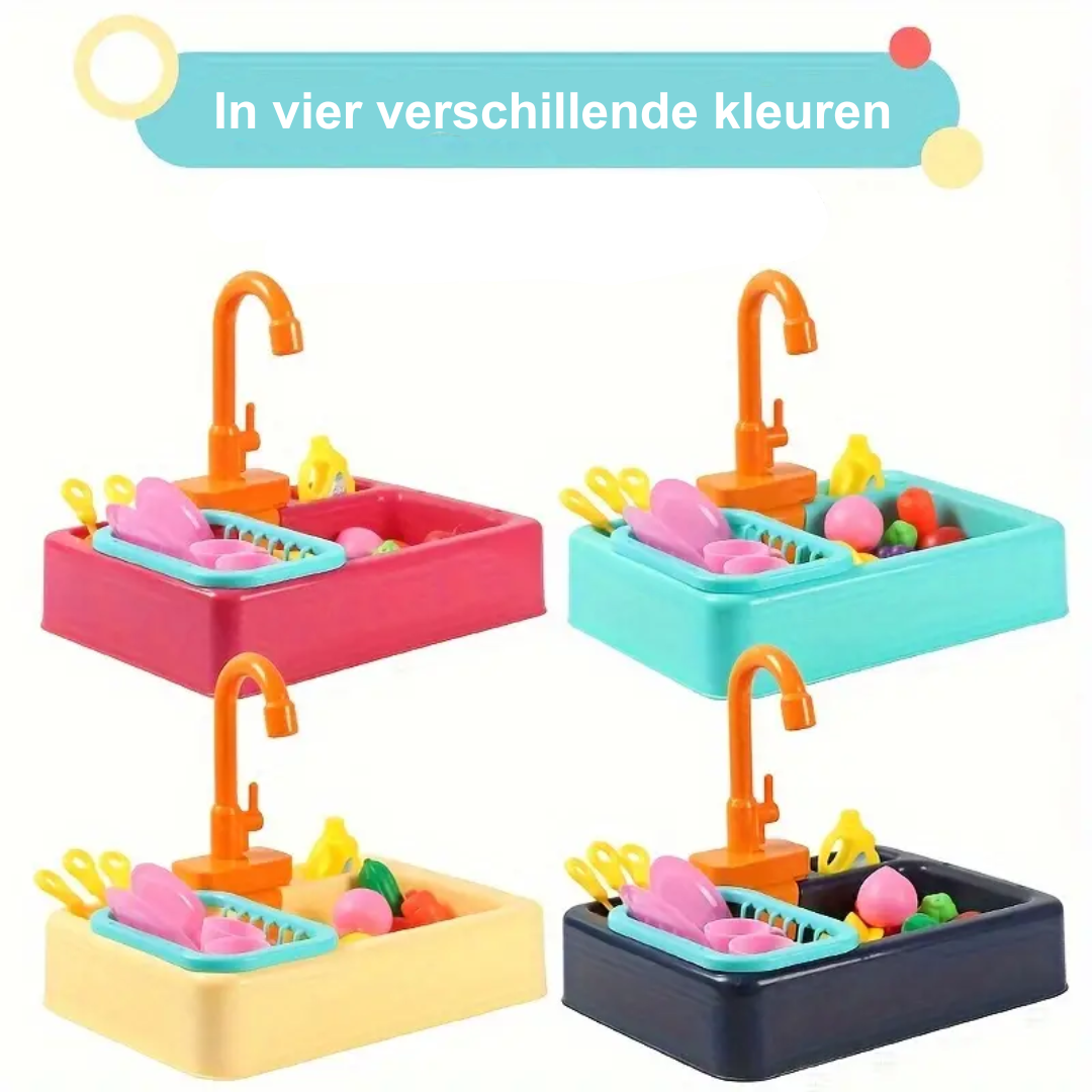 Enfant jouant avec l'évier interactif et les accessoires de cuisine