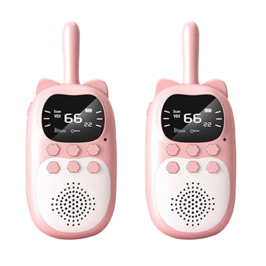 Enfant souriant utilisant un talkie-walkie à l'intérieur