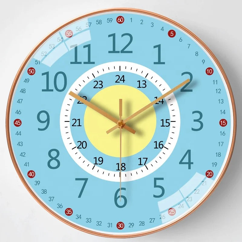 Vue rapprochée des aiguilles et chiffres colorés de l'horloge