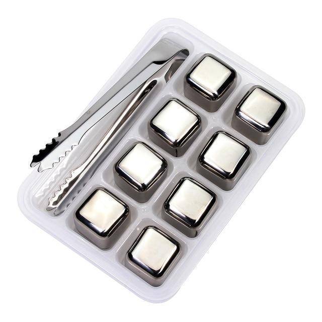 Cubes à glace en inox dans un congélateur ouvert
