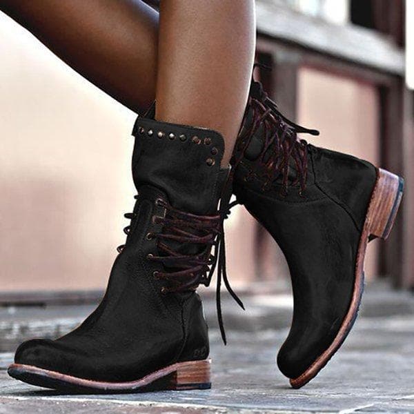 Gros plan sur le talon et la semelle des bottes marron