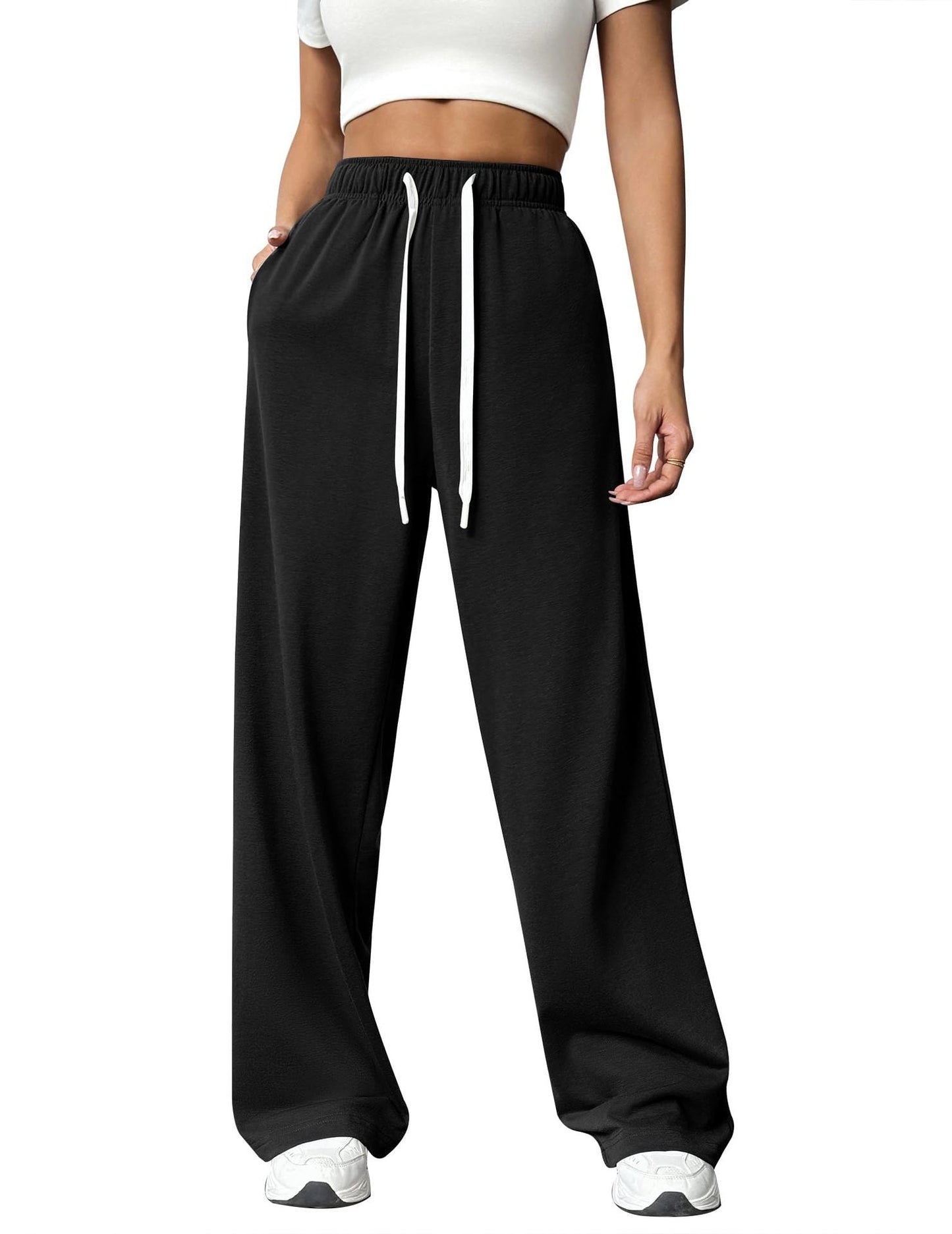Pantalon de jogging ample en mouvement, illustrant la flexibilité