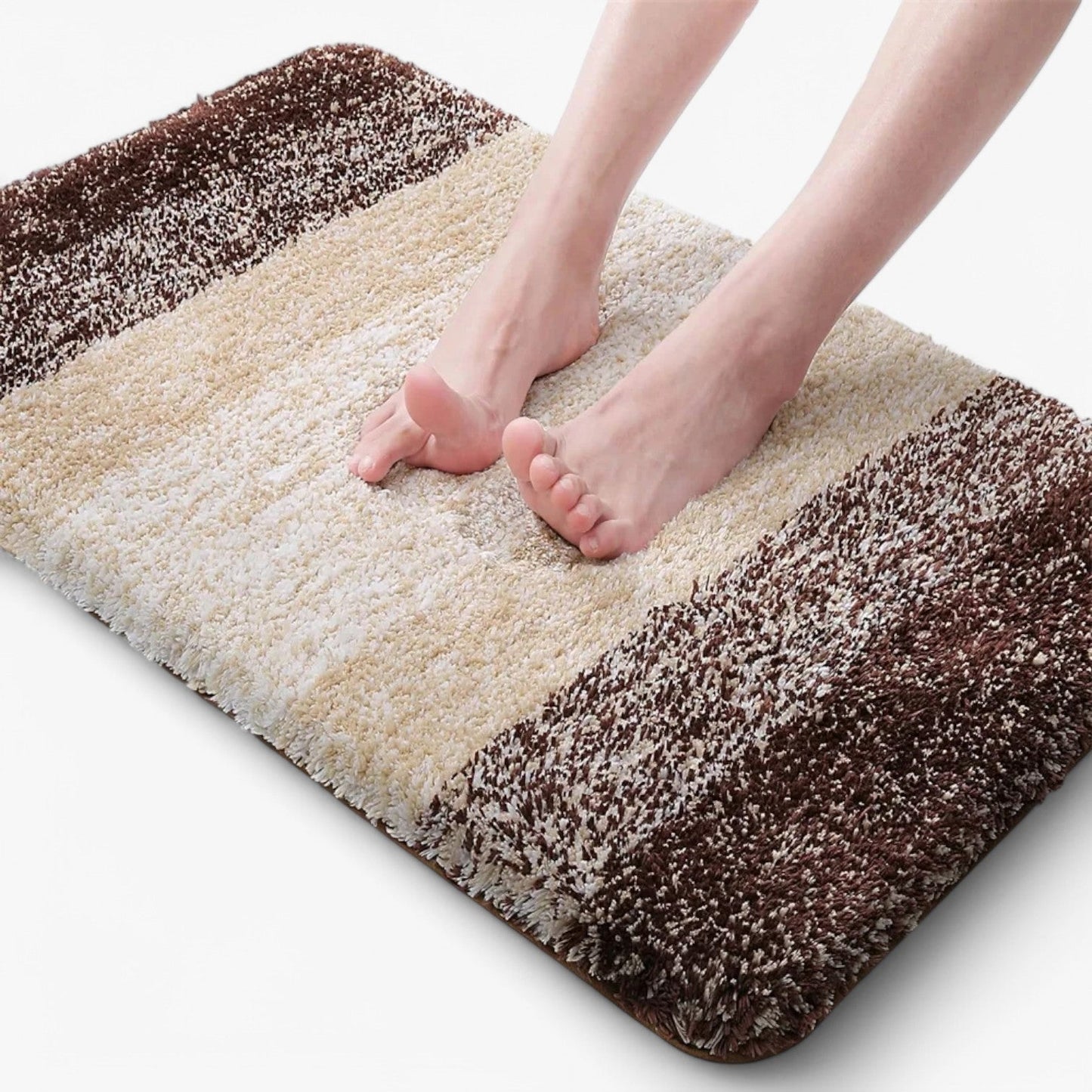 Tapis de bain en microfibre bleu sur sol carrelé