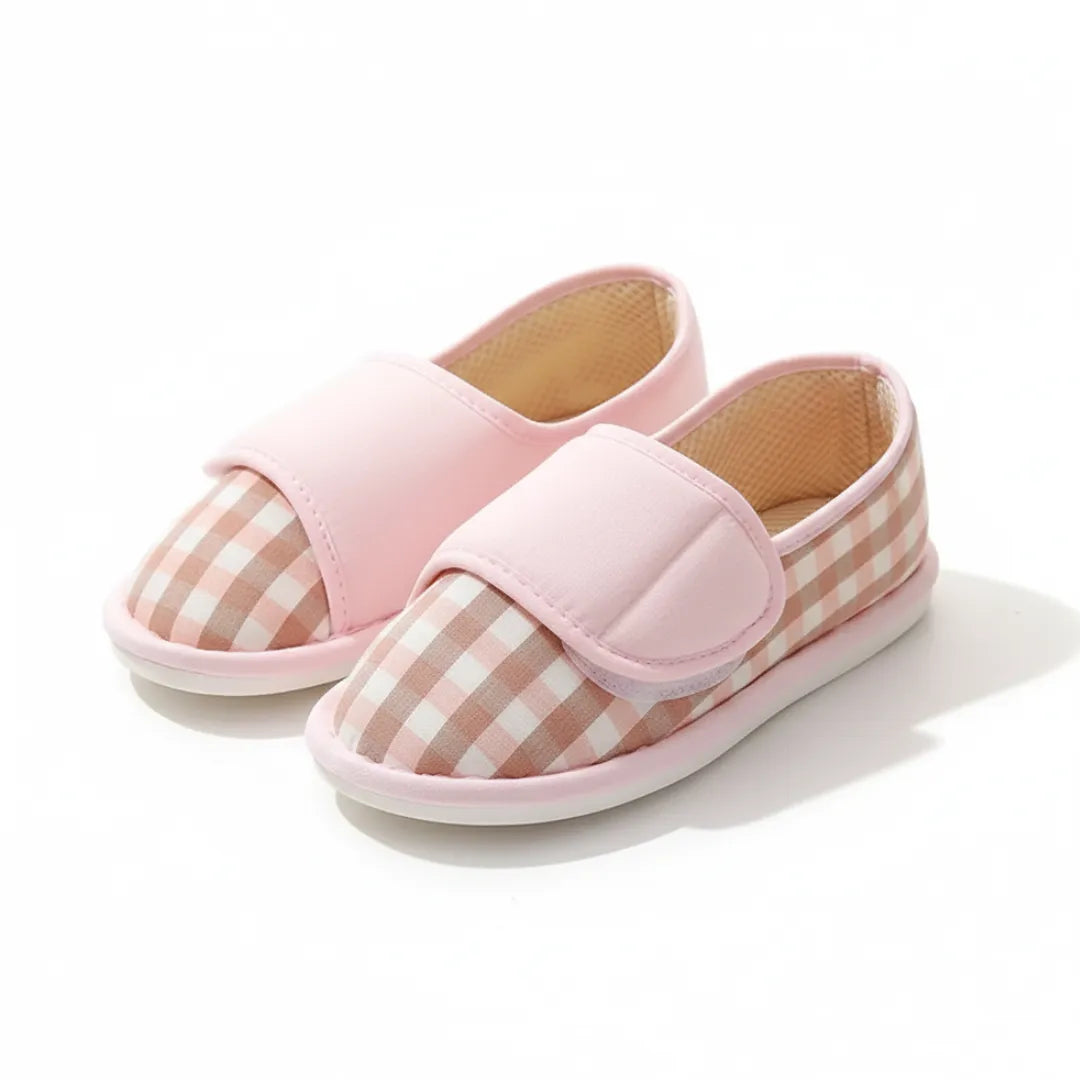 Détail du motif à carreaux sur les chaussons orthopédiques