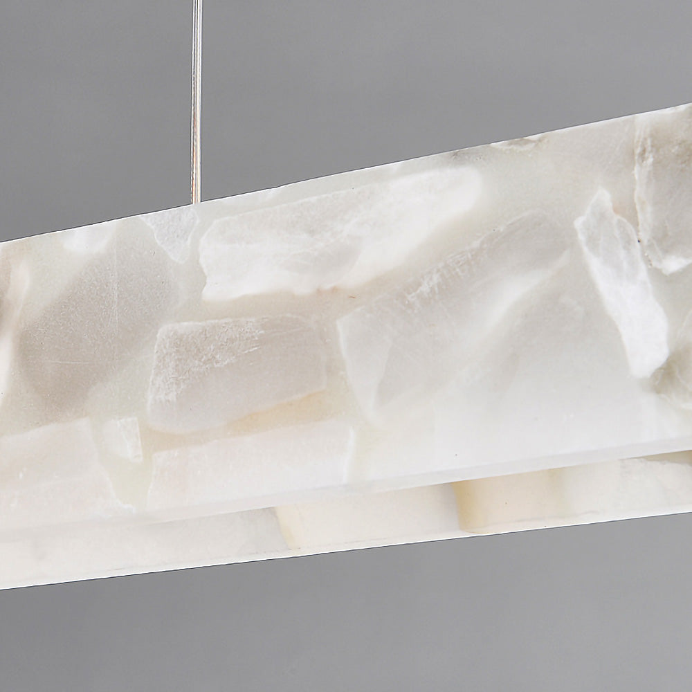 Lampe suspendue moderne intégrée dans un salon stylé