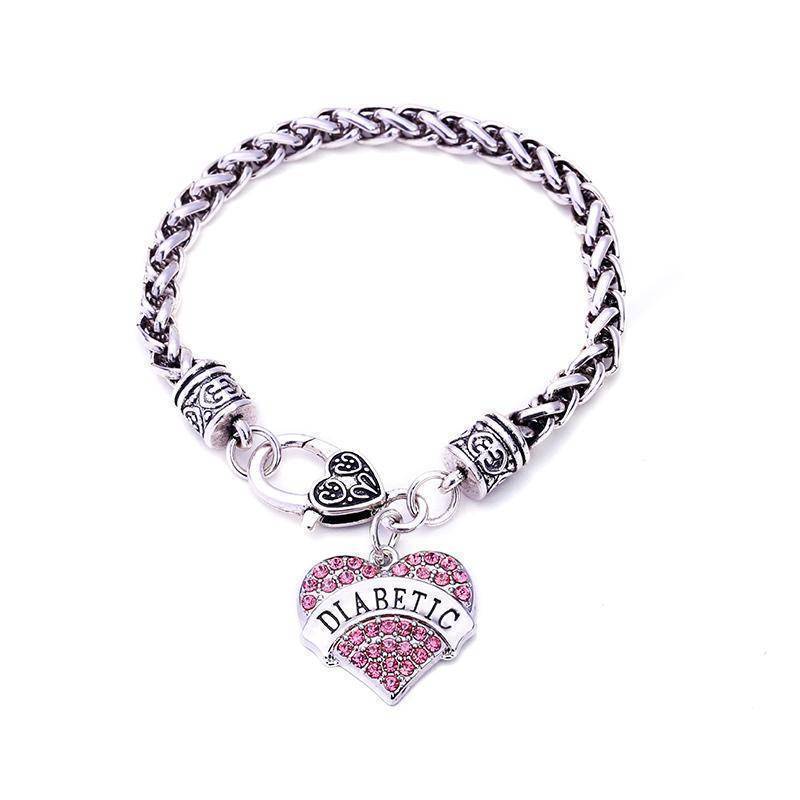 Détail des cristaux en forme de cœur sur le bracelet