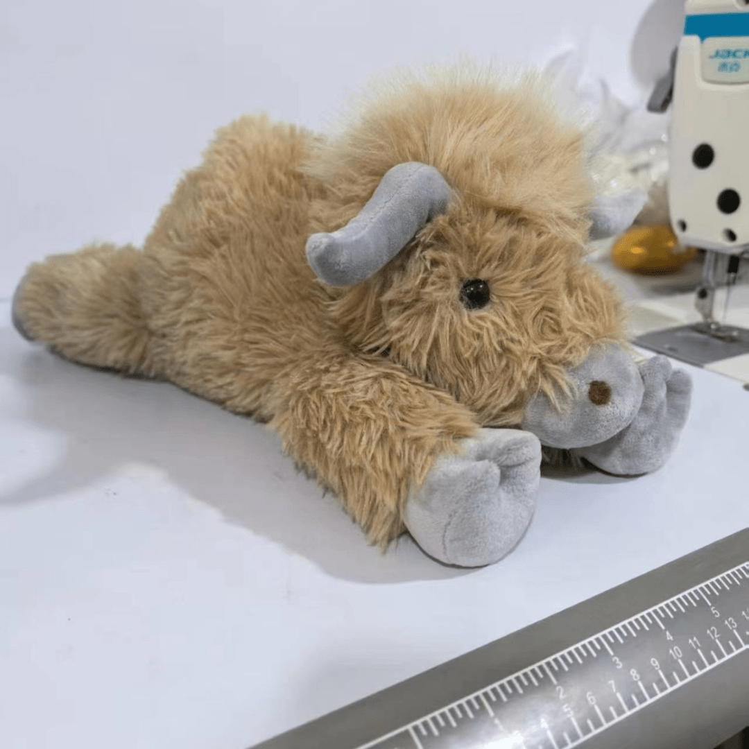 Peluche vache des Highlands sur une étagère décorative