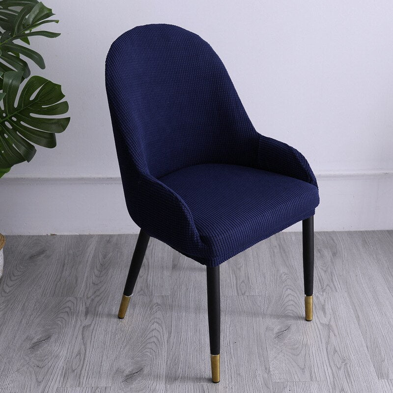 Housse de chaise élastique montrant sa facilité d'entretien