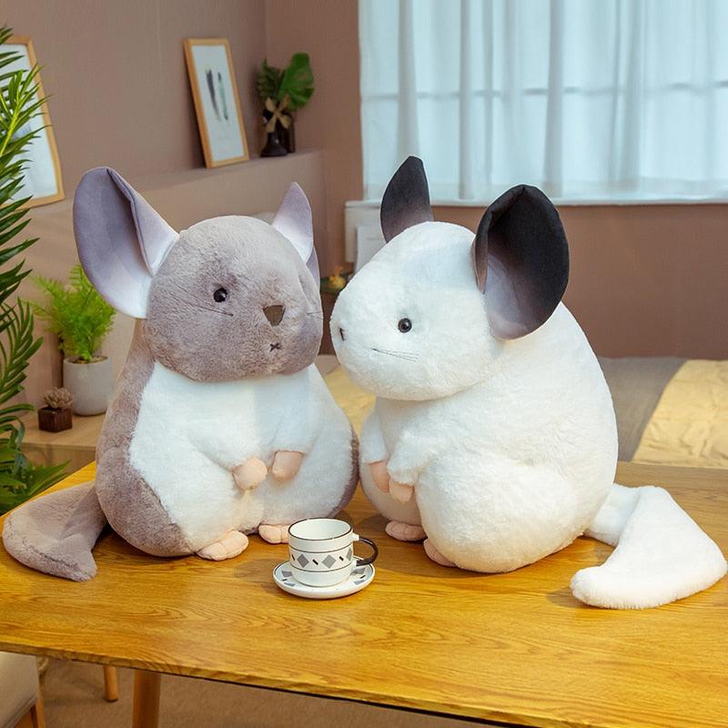 Chinchilla en peluche posé sur un canapé