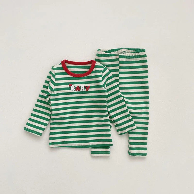Zoom sur les motifs de Noël sur le haut du pyjama