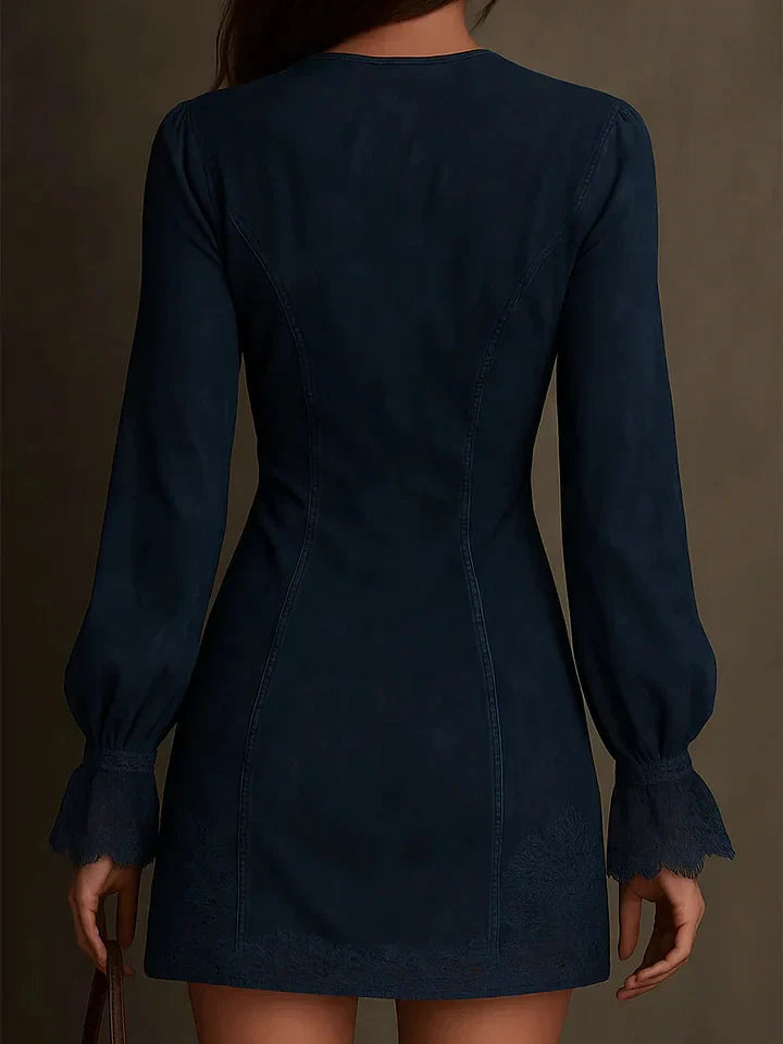 Détail de la dentelle délicate sur la robe bleue