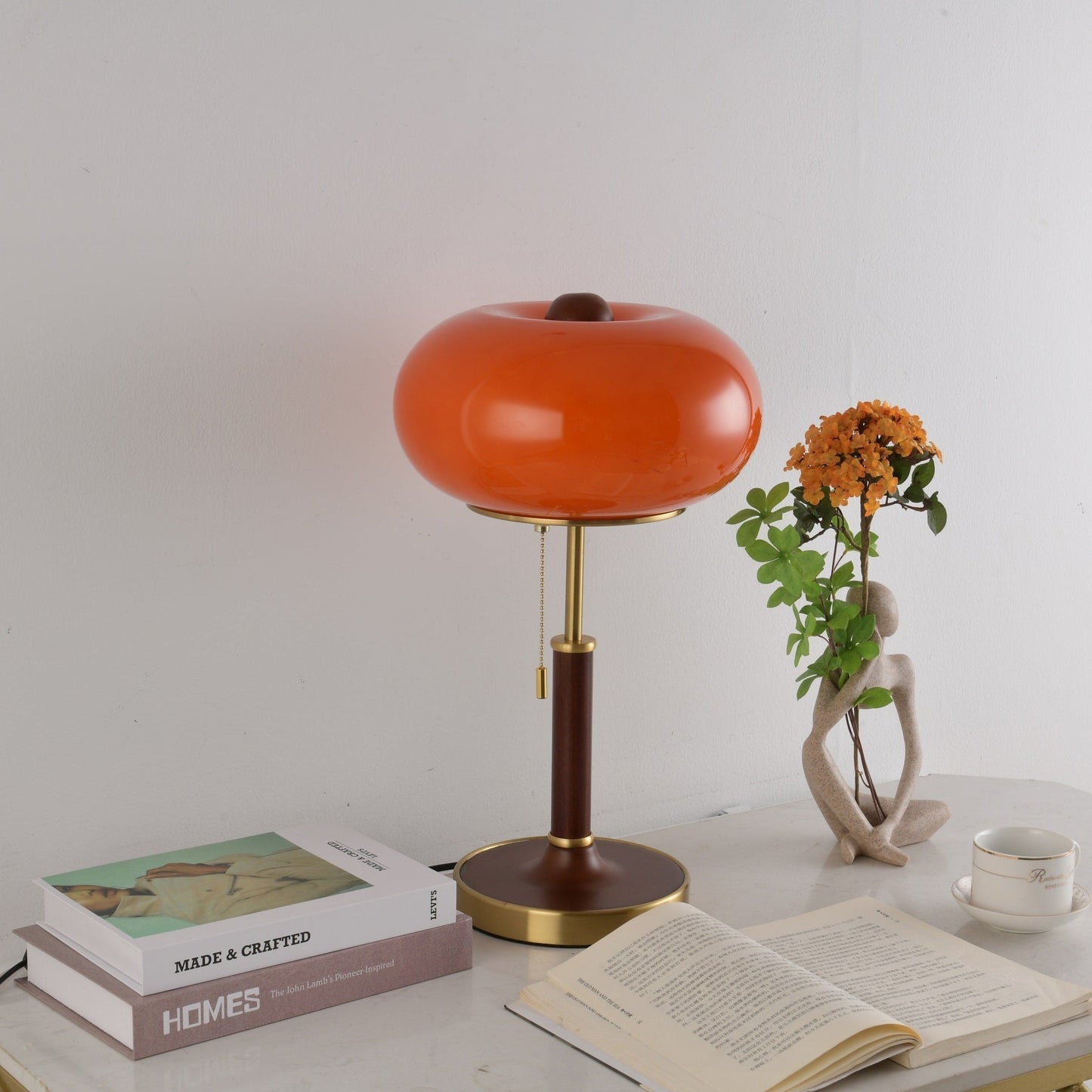 Lampe placée dans un salon moderne