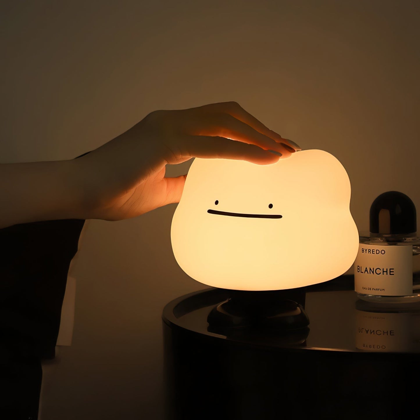Lampe nuage avec câble de charge USB branché