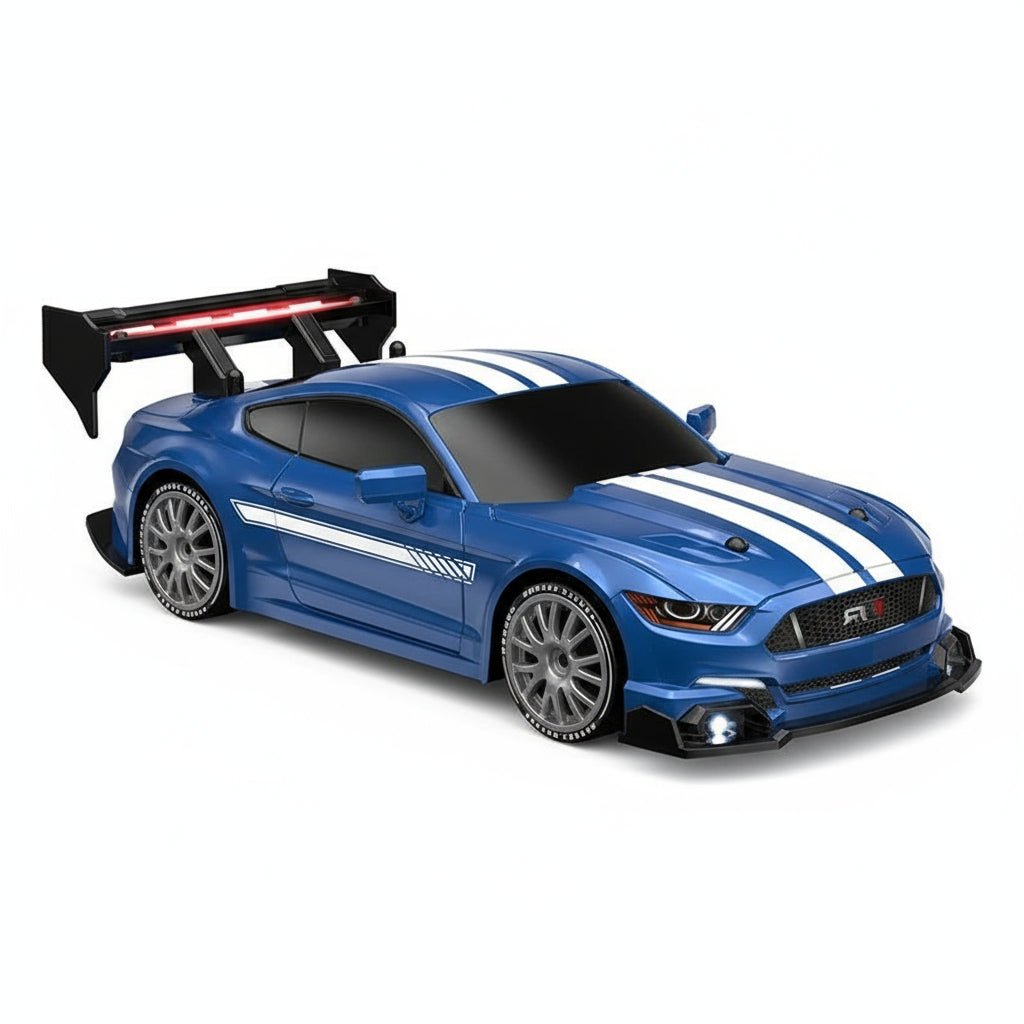 Détail du dessous de la voiture RC montrant la construction