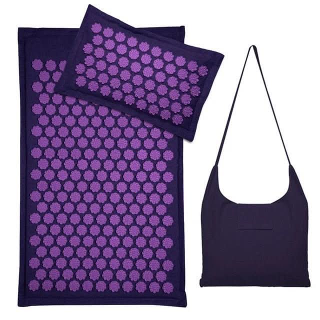 Tapis et oreiller d'acupression posés sur un lit