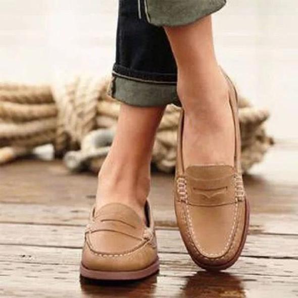 Mocassins élégants pour hommes, assortis à un pantalon beige