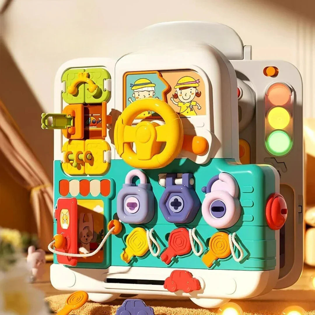 Enfant jouant avec un tableau interactif éducatif