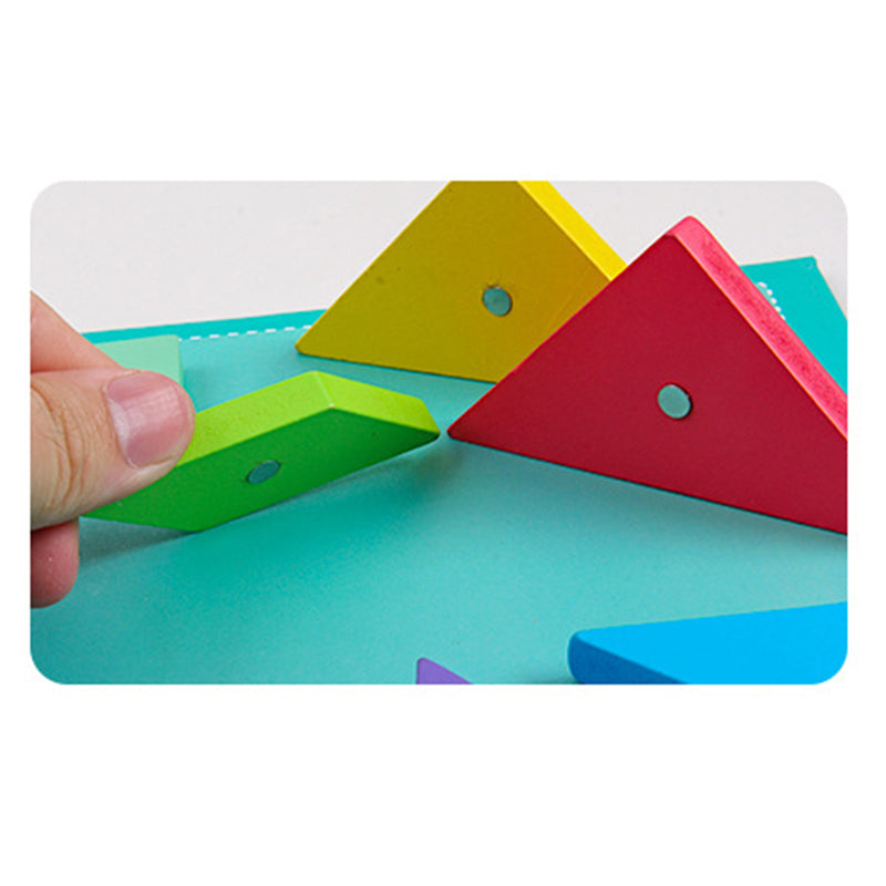 Enfant concentré manipulant des pièces Tangram 3D