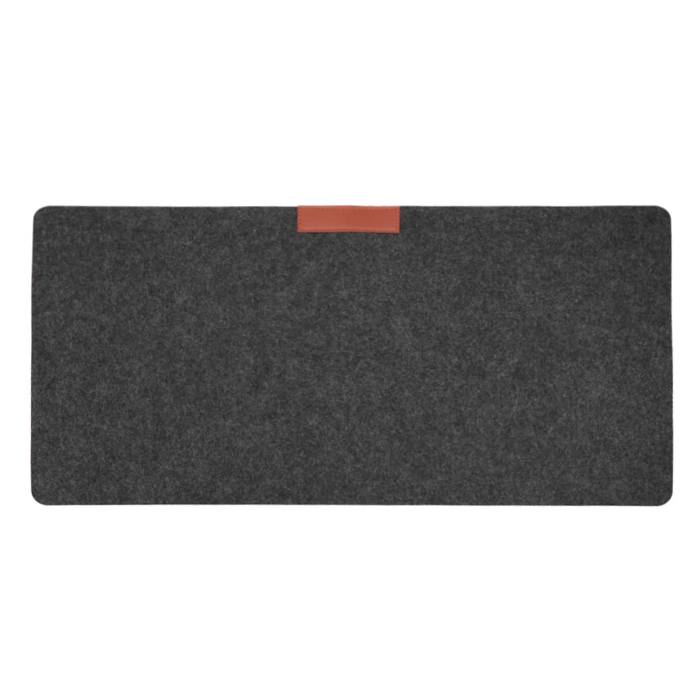 Tapis de bureau feutre noir sur surface en bois
