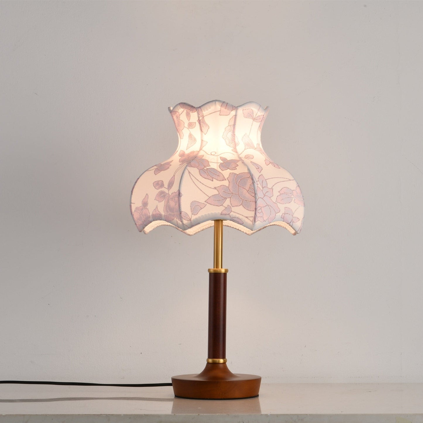 Lampe éteinte, mettant en valeur les détails en laiton