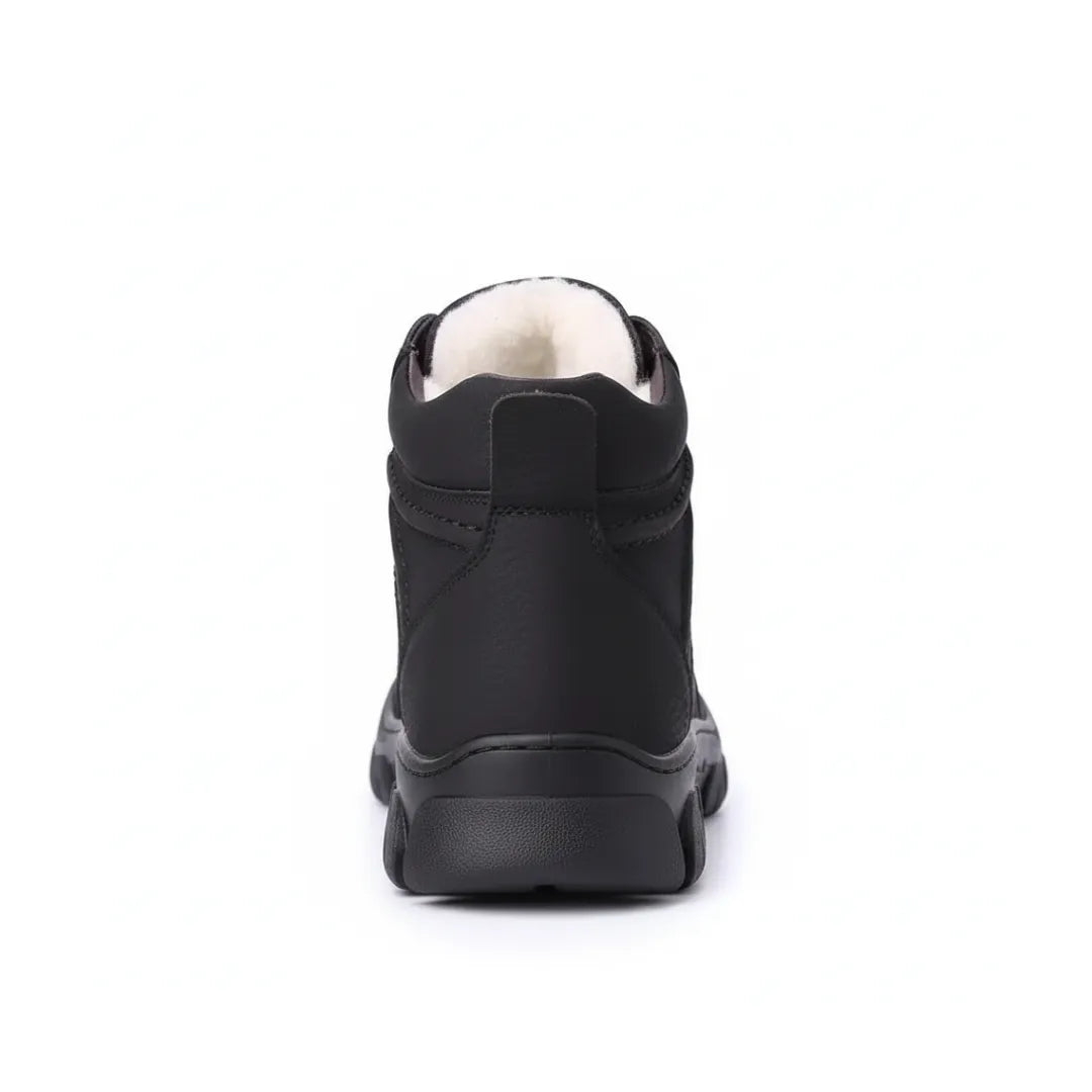 Détail du cuir vegan des bottes d'hiver marron