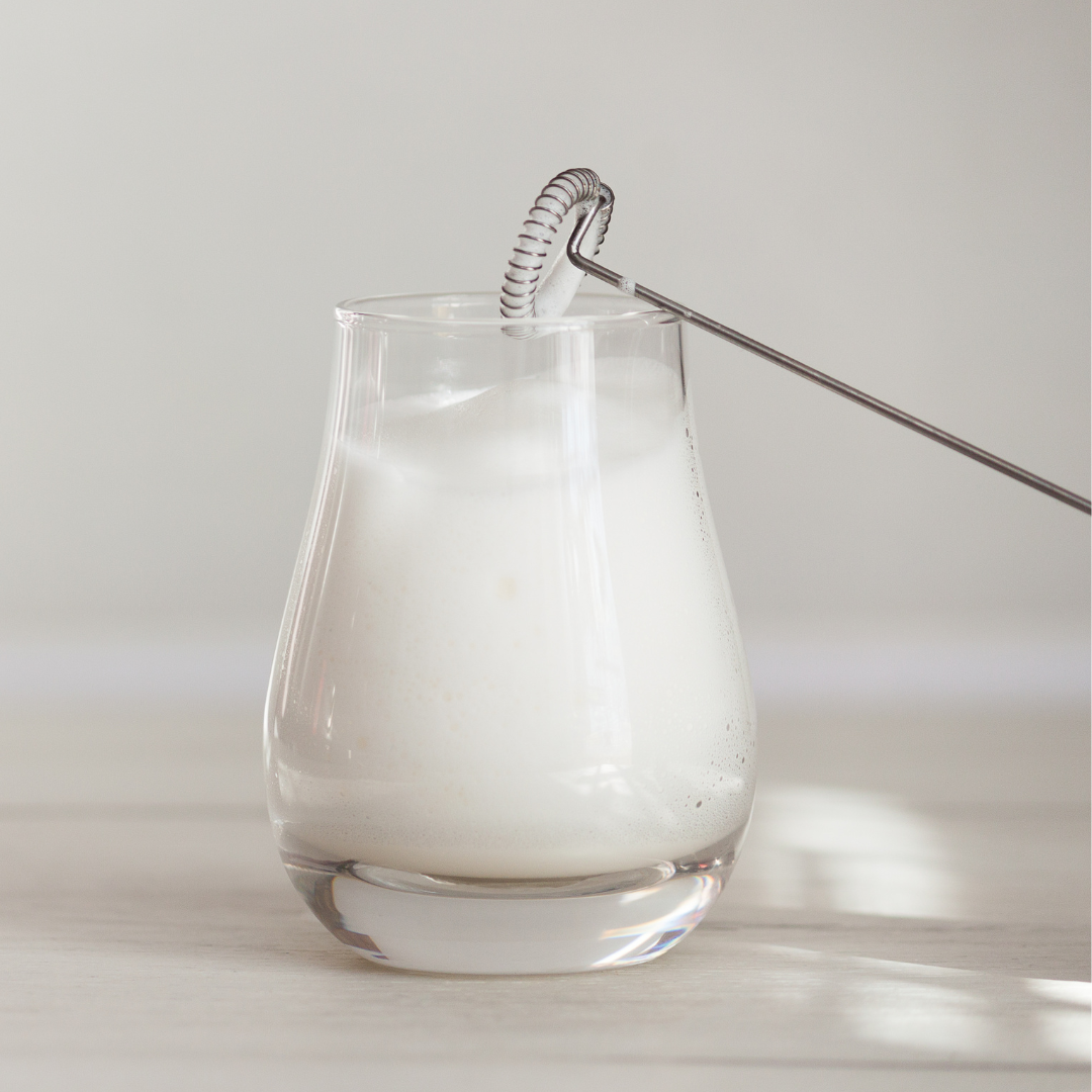 Fouet à lait électrique noir sur fond blanc