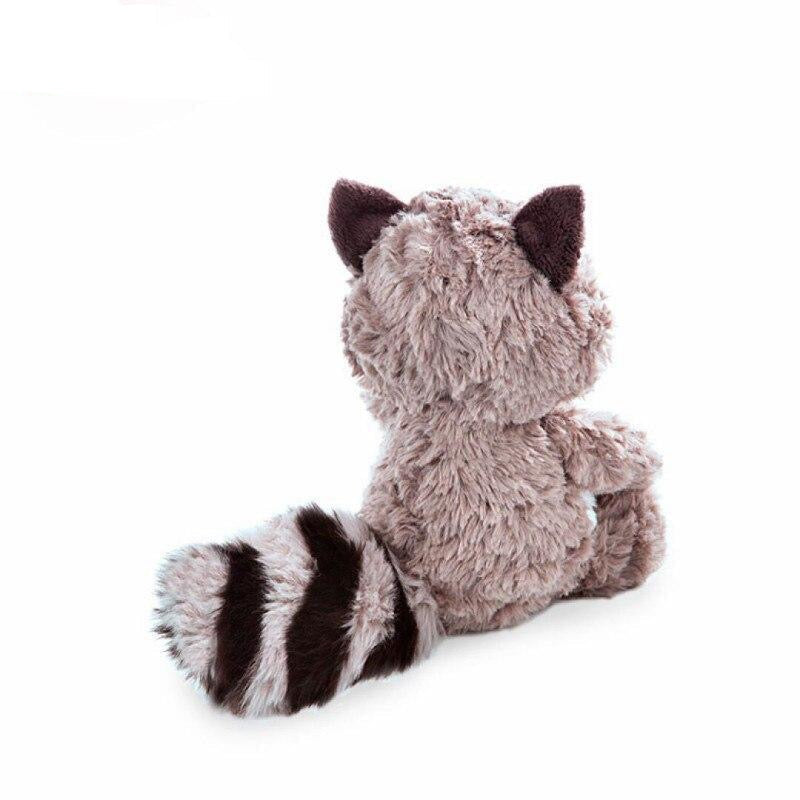 Raton laveur en peluche assis, montrant ses petites pattes