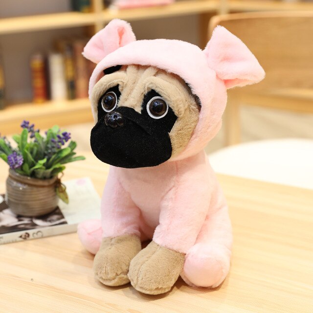 Jouet en peluche carlin, allongé avec expression détendue