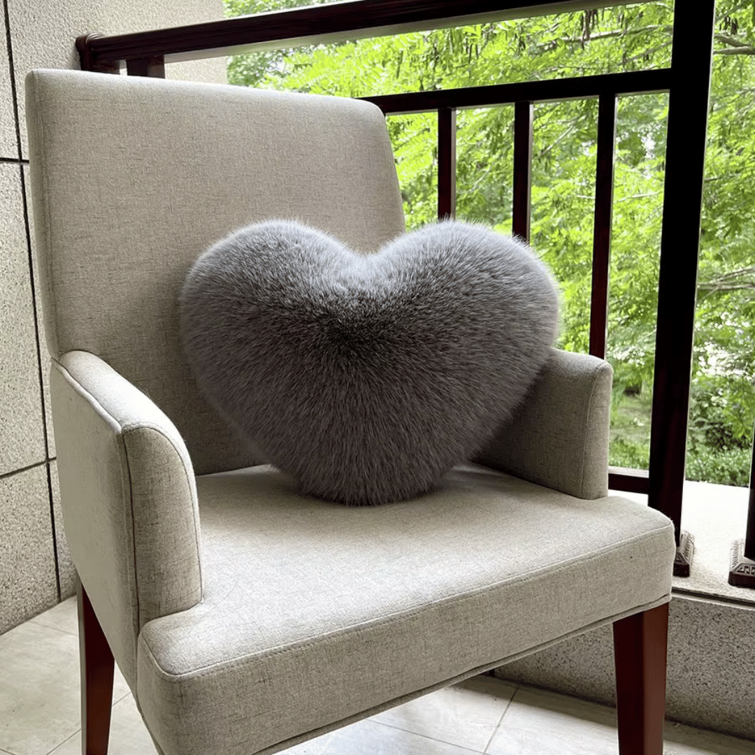 Coussin cœur en fausse fourrure dans un salon élégant